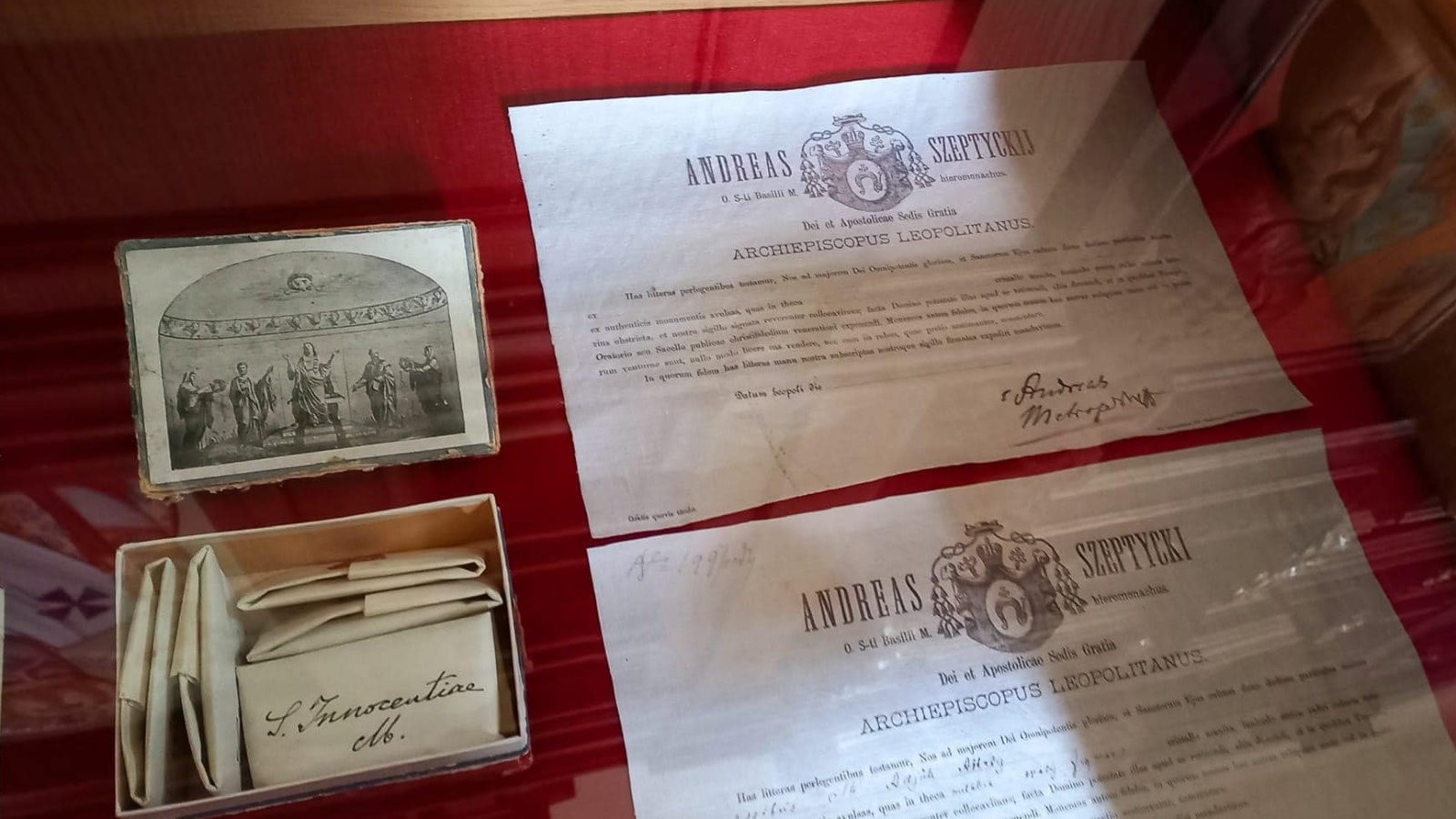 Музейна вітрина з документами підписаними Митрополитом Андреєм Шептицьким